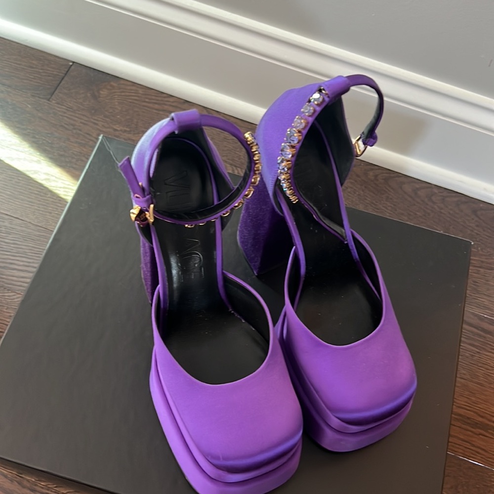 Beautiful Versace platform pumps 39 sold out - Picture 2 of 5